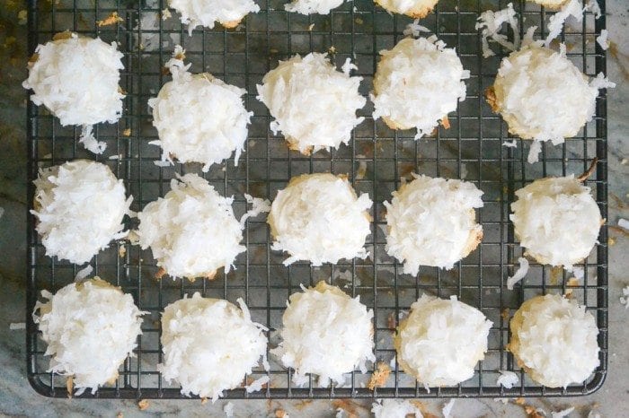 Fotograf&iacute;a a&eacute;rea de momentos de fusi&oacute;n de bolas de nieve de coco en una rejilla para hornear.