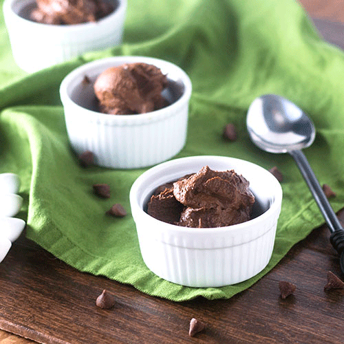 Mousse de Abacate e Chocolate Vegano #vegan #chocolate #dessert |  feedyoursoul2.com