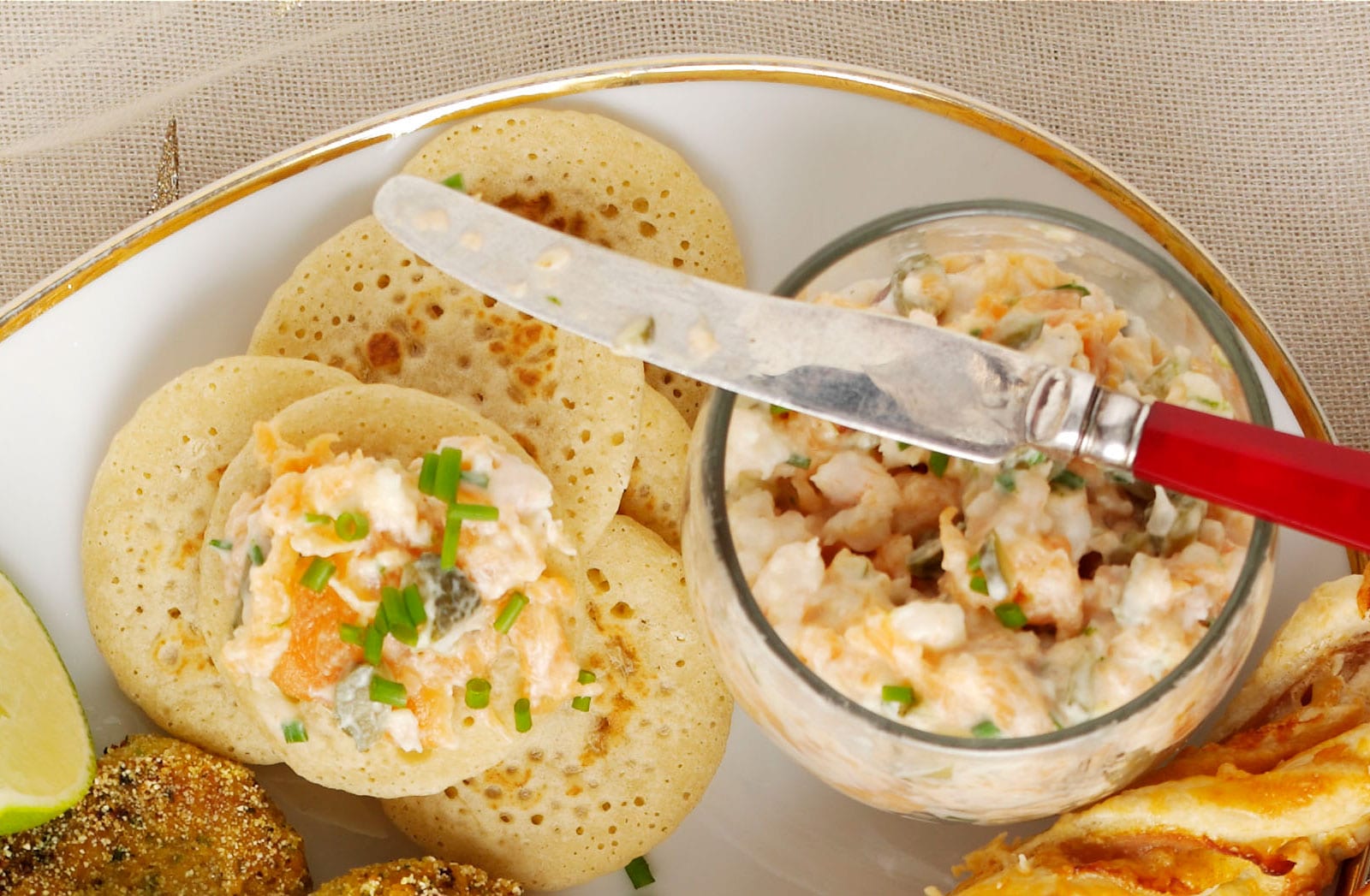Mousse de frutos do mar Nossa deliciosa receita de mousse de frutos do mar é fácil de preparar e um excelente prato de peixe como entrada ou festa, repleta de sabores cremosos de peixe.