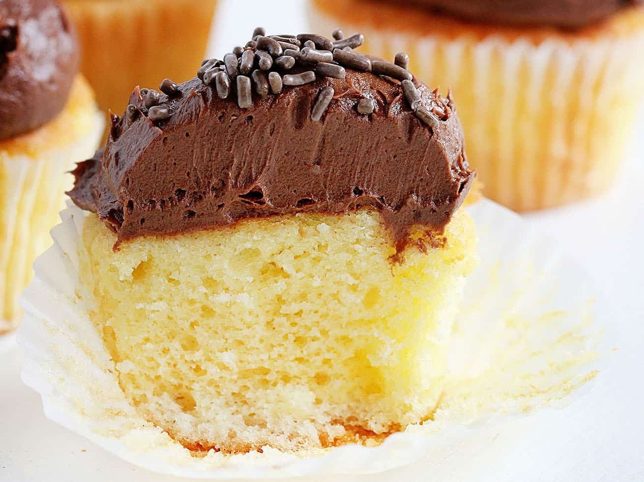 Magdalenas amarillas perfectas {con increíble crema de chocolate y mantequilla}