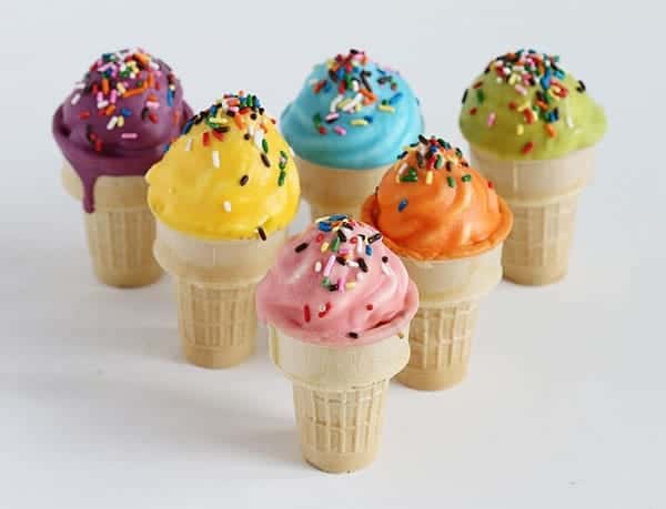 &iexcl;Cono de helado de cupcake ba&ntilde;ado en chocolate con chispas!