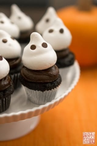 Magdalenas de chocolate oscuro oscuro y merengue fantasmal