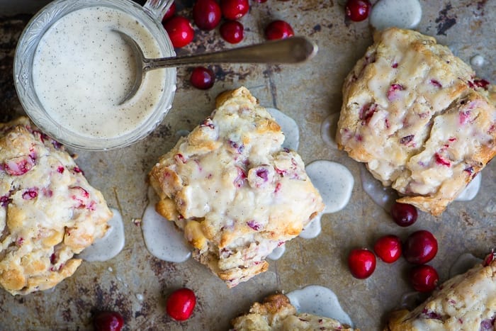 Scones de ar&aacute;ndano fresco con chips de chocolate blanco y glaseado de vainilla ~ theviewfromgreatisland.com