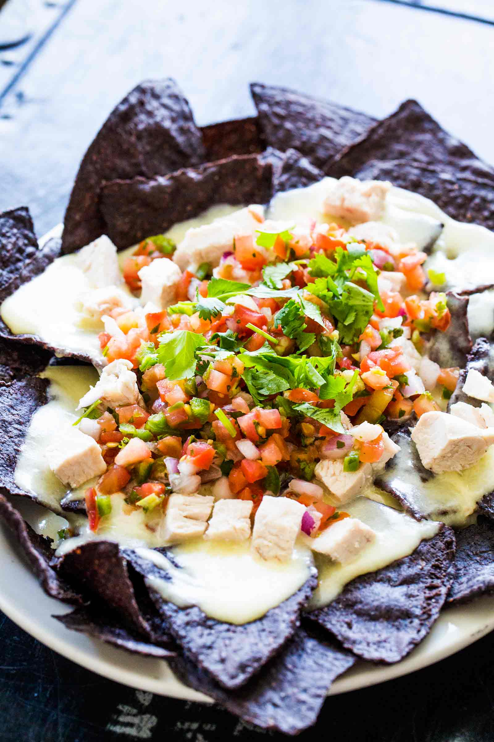 Nachos de frango com milho azul