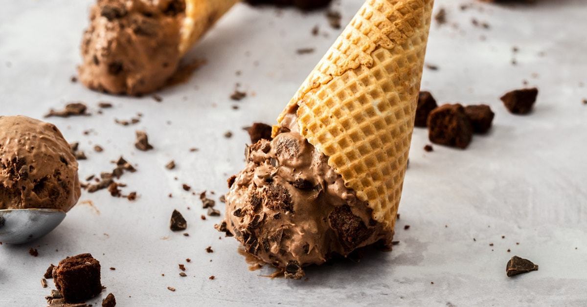 Helado de Brownie de Chocolate No Churn - tan rápido y fácil