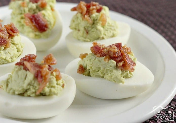 HUEVOS DEVILADOS DE AGUACATE CON TOCINO