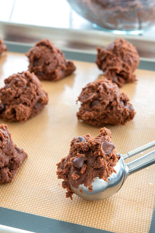 Receita fácil para biscoitos recheados Rolo a partir do zero: caramelo salgado leva essa sobremesa por cima! | Biscoitos de chocolate com caramelo salgado