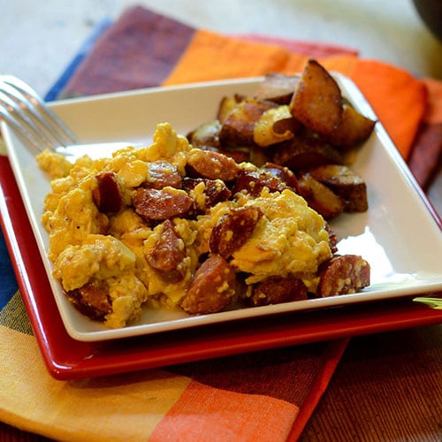 Huevos revueltos y salchichas: alimenta tu alma también