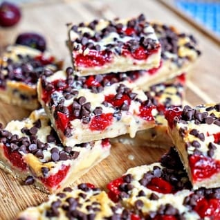 Barras de mantequilla dulce de chocolate blanco y pastel de cereza