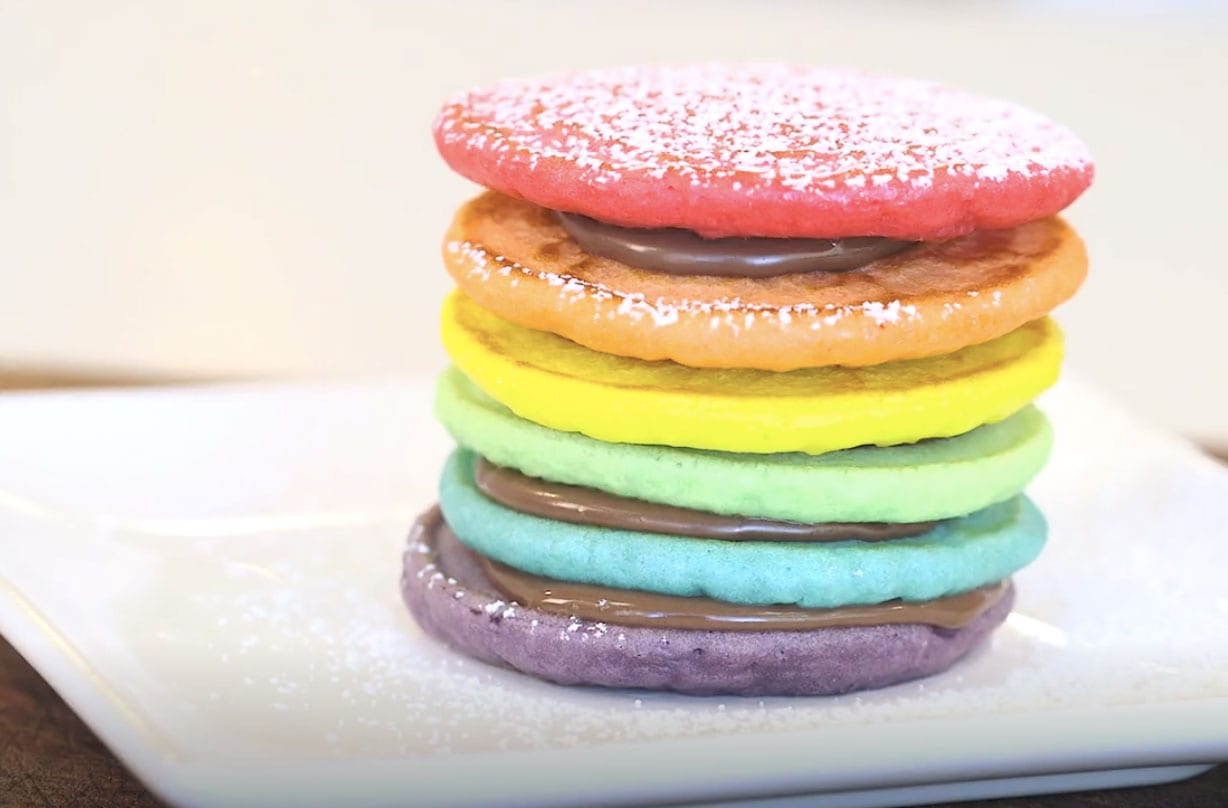 Panquecas de arco-íris Dê a suas panquecas uma atualização colorida, criando uma impressionante pilha de panquecas de arco-íris. Você fará uma rolha de verdade que tem um sabor tão bom quanto parece!