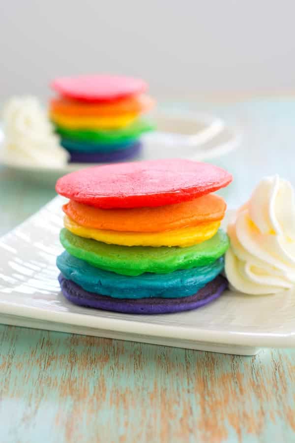 &iexcl;Sirve estos panqueques de arco iris para el desayuno del d&iacute;a de San Patricio! Panqueques de colores con esponjosos