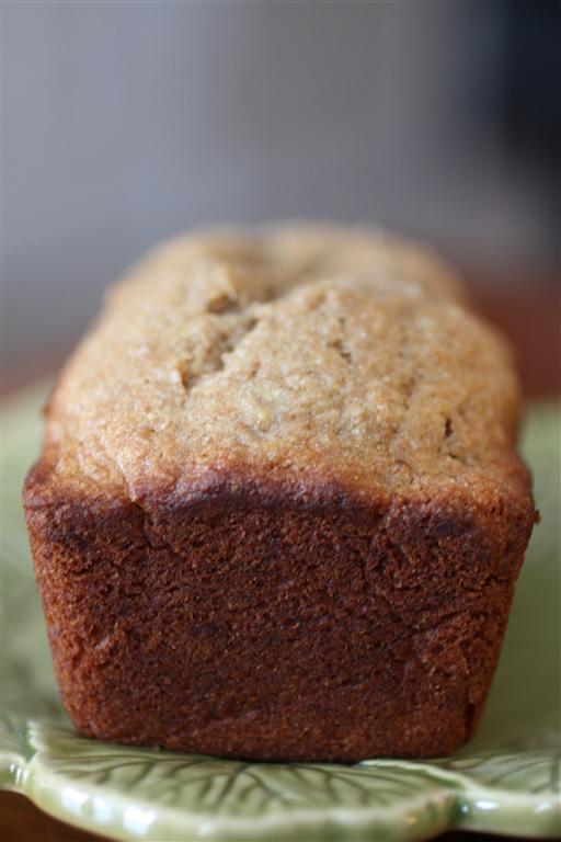 Este pan de pl&aacute;tano con harina de graham es un giro delicioso para un pan tradicional. Lleno de sabor a nuez y s&uacute;per h&uacute;medo. Saluda a tu nuevo pan de pl&aacute;tano favorito.