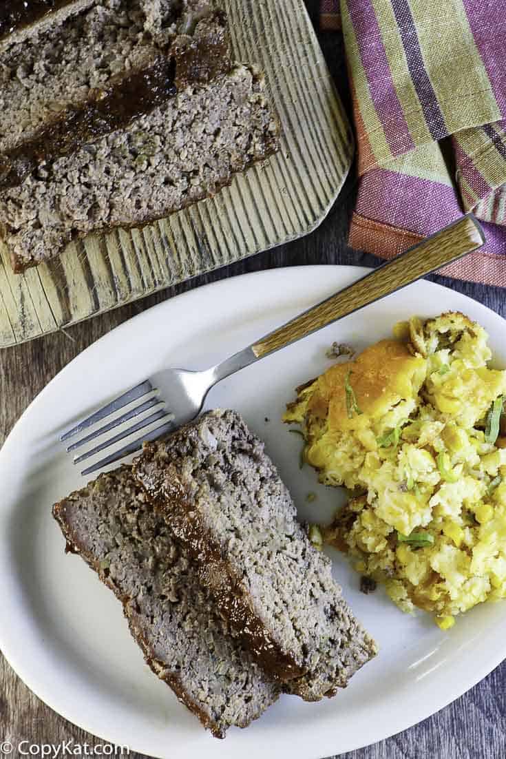 dos rebanadas de pastel de carne casero en un plato