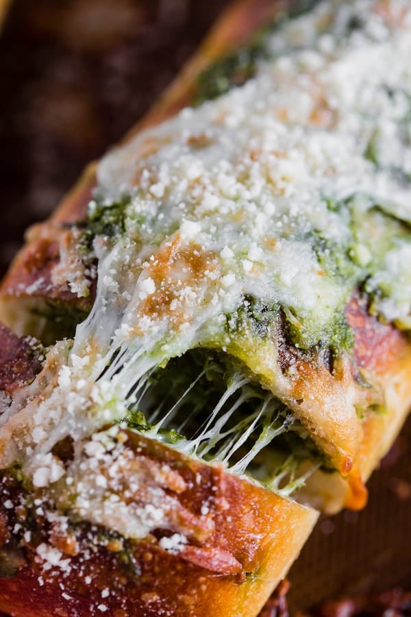 Pan de ajo al pesto con queso