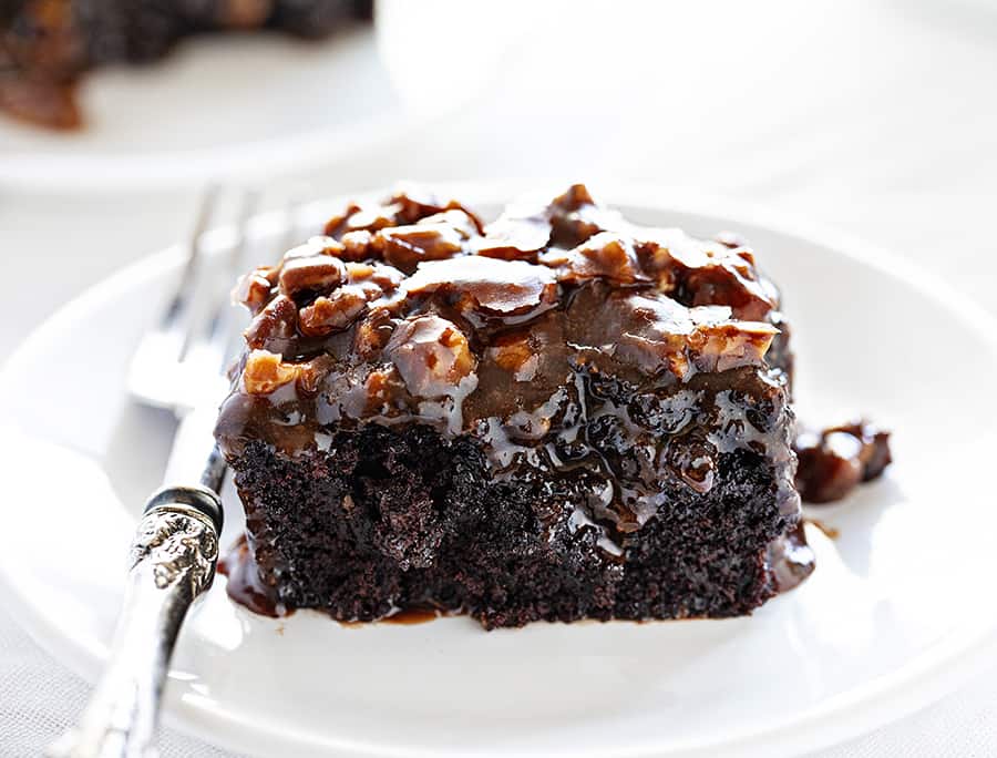 Pastel de chocolate negro con glaseado de nuez y mantequilla