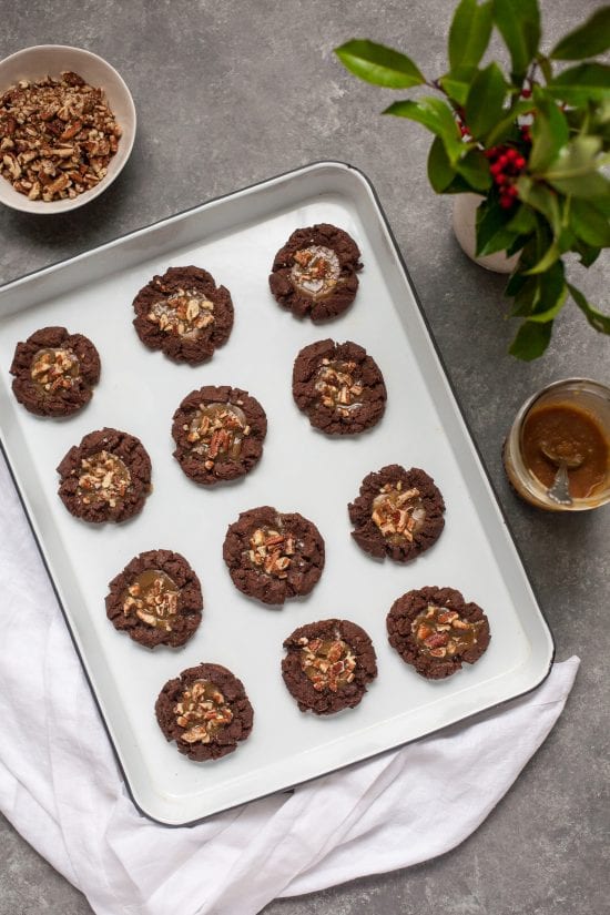 Huellas de chocolate con mantequilla de almendra y caramelo de arce (sin gluten, sin grano)