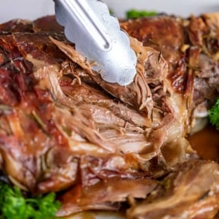 Asado lento de pierna de cordero