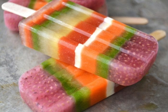 Fotograf&iacute;a de paletas heladas Power Smoothie en bandeja para hornear.