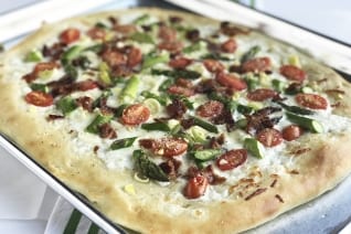 Hoja de primavera Pan Pizza con espárragos, puerros y tocino