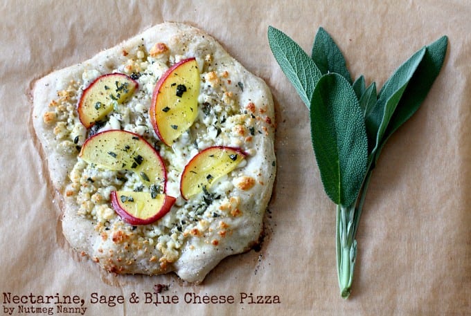 Pizza de queso azul y salvia de nectarina de Nutmeg Nanny