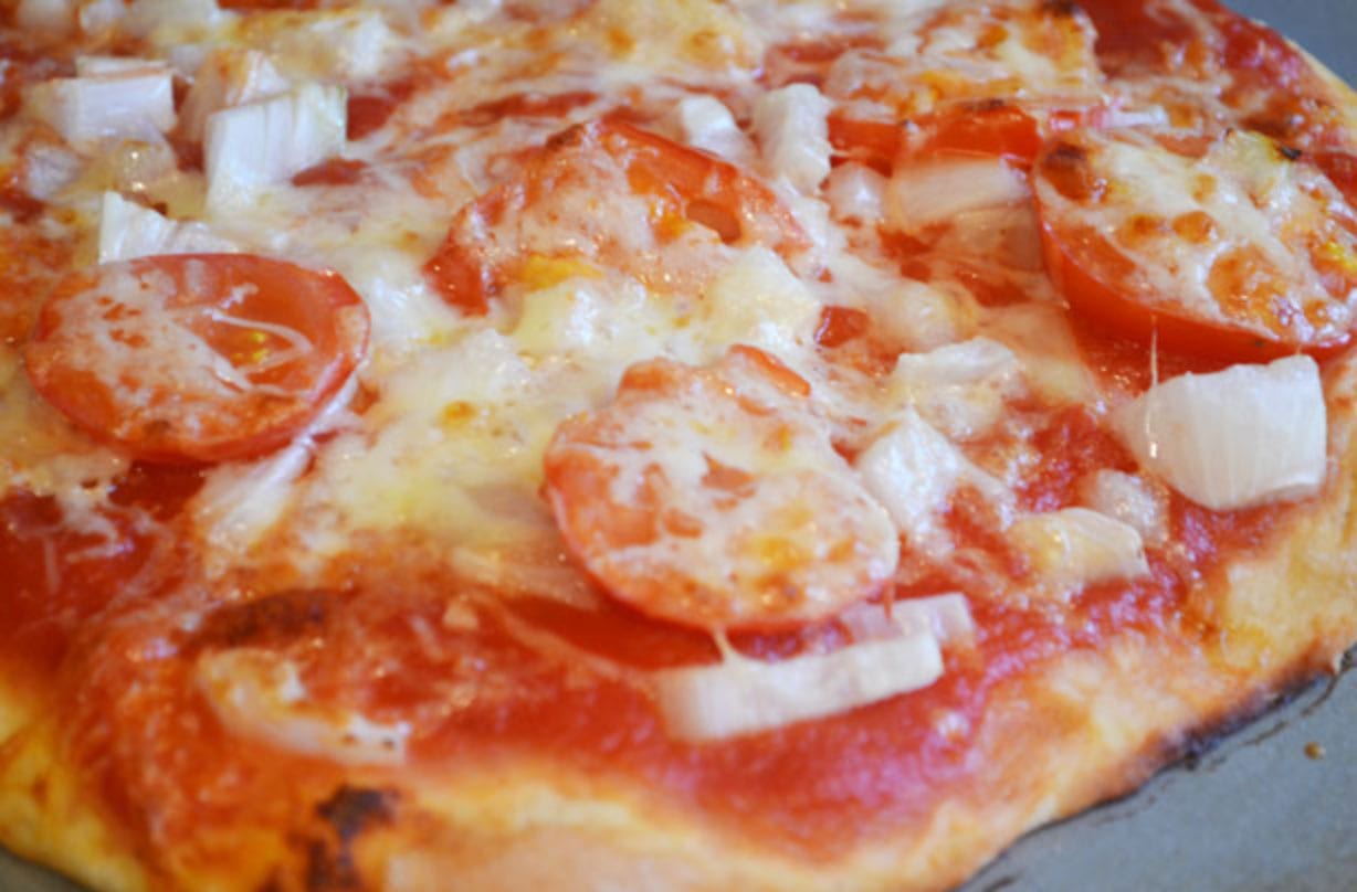 Pizza de queijo e cebola Essa pizza barata de queijo e cebola é fácil de fazer e perfeita se você estiver com um orçamento limitado. Massa caseira e molho caseiro também o tornam saudável