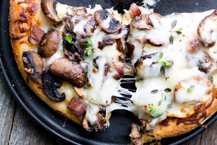 Pizza de champi&ntilde;ones blancos con jam&oacute;n ~ theviewfromgreatisland.com