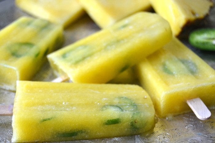 Fotograf&iacute;a de paletas de jalape&ntilde;o de pi&ntilde;a en una bandeja de plata.