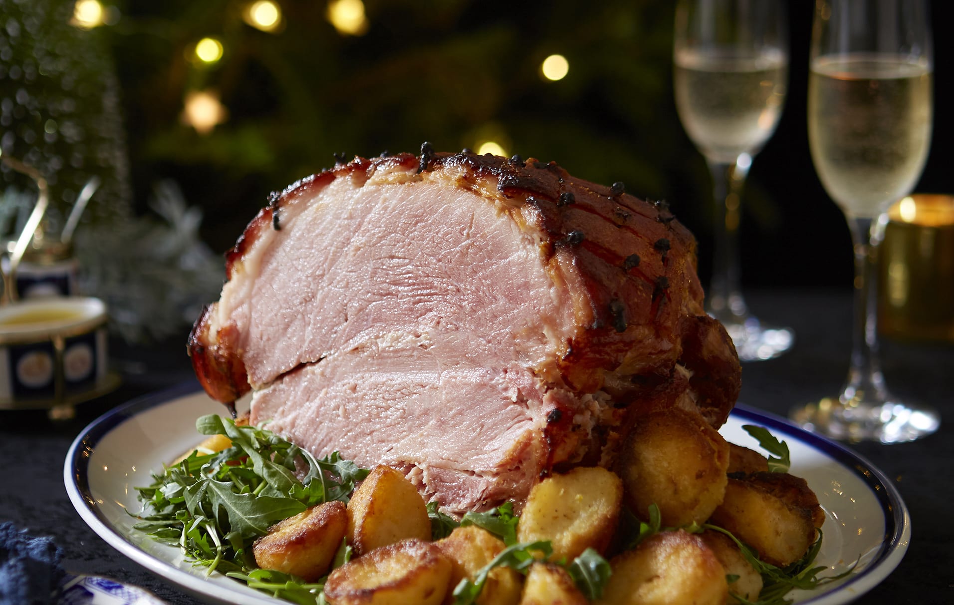 Presunto de Natal Decadente de Downton Abbey Mergulhe no espírito do feriado assando o decadente Presunto de Natal da Sra. Mackie, como servido na Abadia de Downton