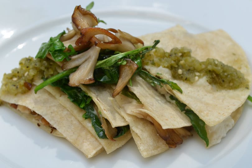 Quesadillas de espinacas, rúcula y maitake con salsa de tomatillo carbonizada