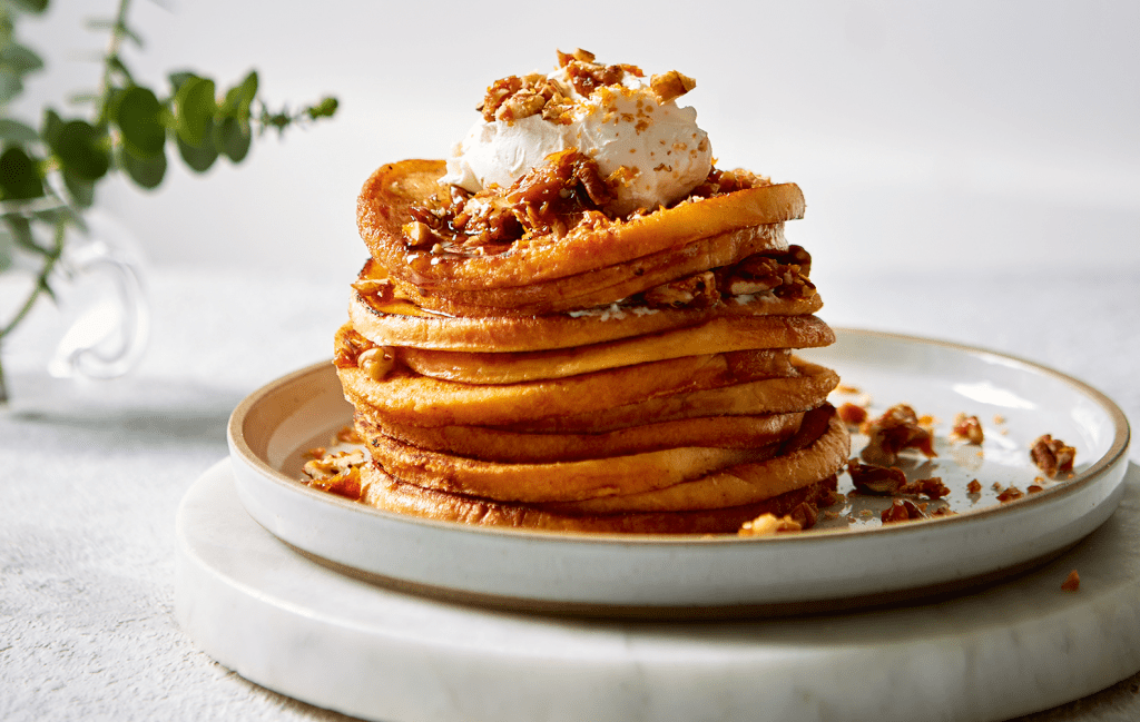 Rabanada crocante de canela e noz-pecã Todo mundo adora uma rabanada doce e suave e levamos as coisas para o próximo nível com uma noz crocante.