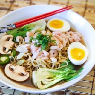 Camarones Japoneses Ramen En Caldo De Carne De Miso