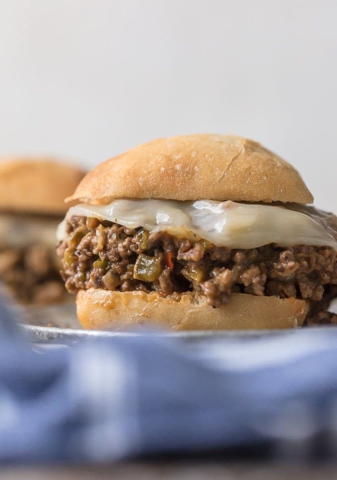 philly cheesesteak sloppy joes en un plato con queso
