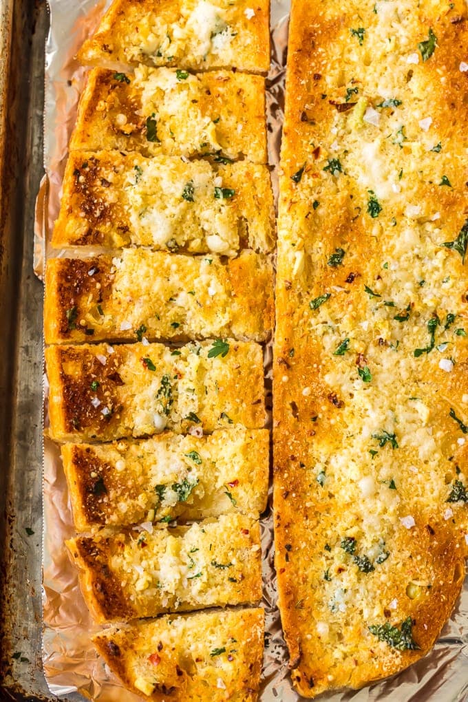 &iexcl;El pan de ajo casero es la MEJOR receta de pan de ajo que hemos probado! Si quieres aprender c&oacute;mo hacer pan de ajo donde la mantequilla se derrite profundamente en el pan, creando la mejor guarnici&oacute;n con ajo y carbohidratos, has venido al lugar correcto. Lo horneamos, luego lo asamos, para que quede crujiente por fuera mientras se mantiene suave y mantecoso por dentro.