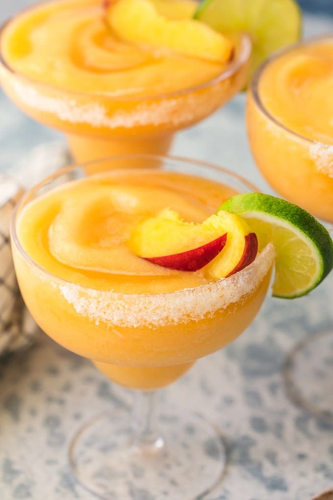 margaritas congeladas de durazno con sal y fruta