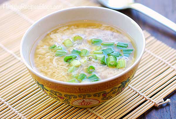 Sopa de huevo en un taz&oacute;n