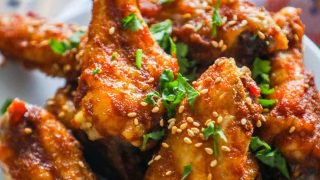 Asas de frango assadas crocantes doces e picantes