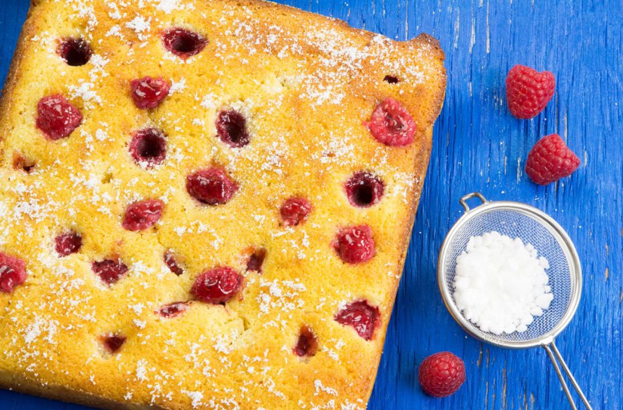 Receita de Blondies: Framboesa e Chocolate Branco Se você é fã de brownies de chocolate amargo, vai adorar esta versão molhada de chocolate branco com framboesas frescas. Chocolates de chocolate branco e framboesa fazem uma mudança saborosa dos brownies tradicionais!