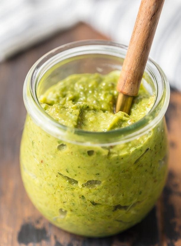 Receta de pesto de albahaca y nuez en un peque&ntilde;o frasco de vidrio