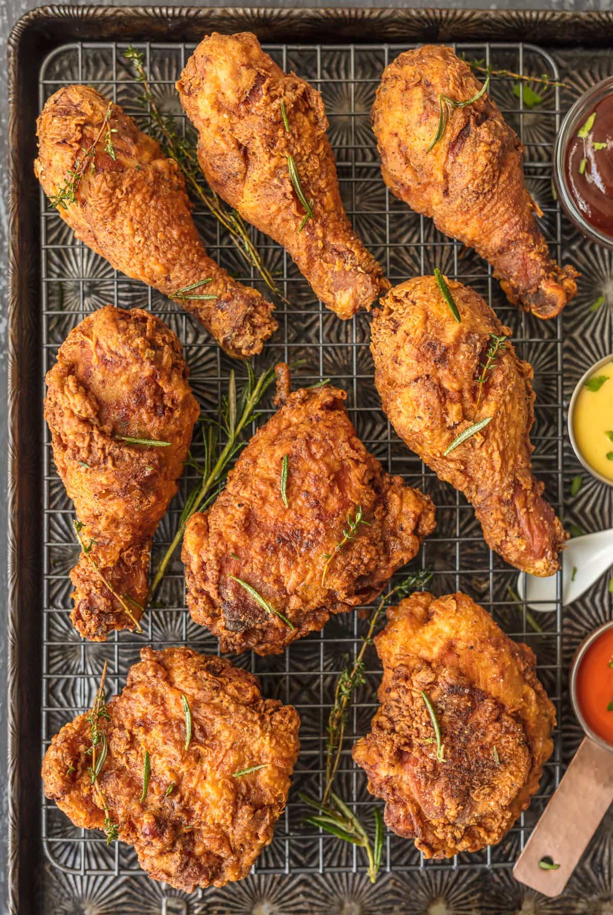 suero de leche pollo frito sobre la bandeja del horno