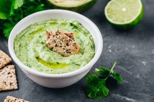 Rápida y fácil receta de hummus de aguacate de 5 minutos