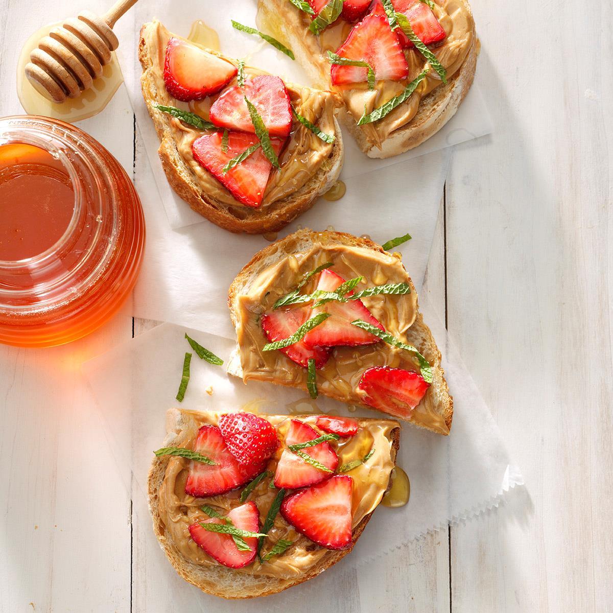 Mantequilla de maní, fresa y receta de sándwich de miel