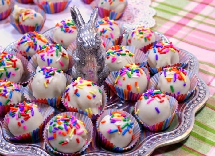 Plato de galletas de mantequilla trufas con un conejo plateado en el medio.