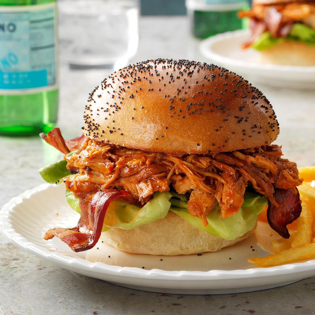 Receta de los sándwiches de pollo a la barbacoa con tocino
