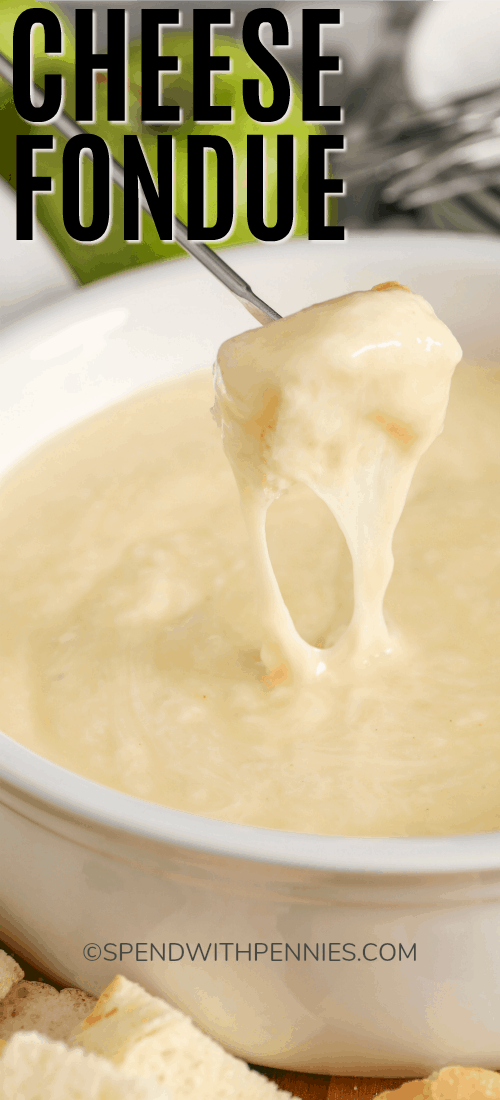 Mergulhe o pão no fondue de queijo.