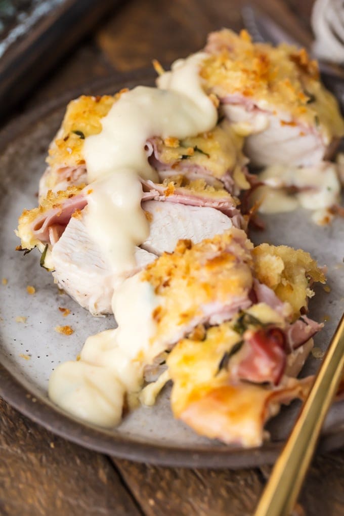pollo cordon bleu cortado en un plato
