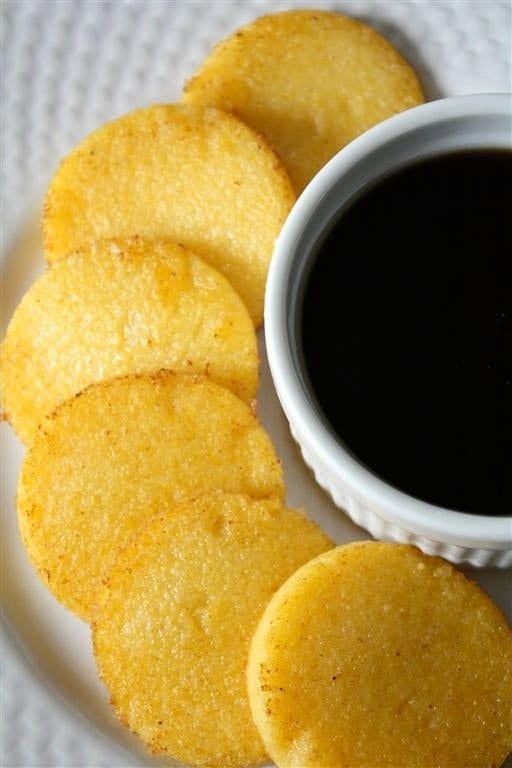Esta receta frita de harina de ma&iacute;z es el desayuno perfecto del Medio Oeste. La deliciosa harina de ma&iacute;z firme (o podr&iacute;a llamarse polenta) se fr&iacute;e ligeramente en mantequilla y se roc&iacute;a con jarabe de arce. Tan incre&iacute;blemente simple y totalmente delicioso.