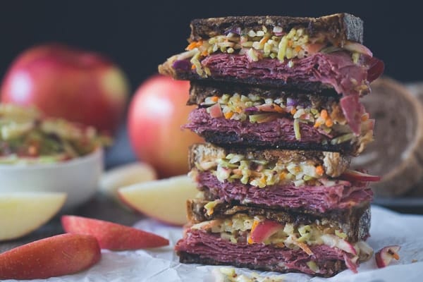 Reuben de carne picada de repollo con manzana picante