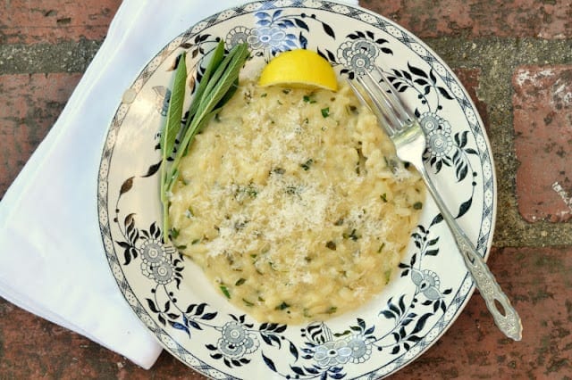 Risotto con hierbas mixtas en un bol con lim&oacute;n y salvia