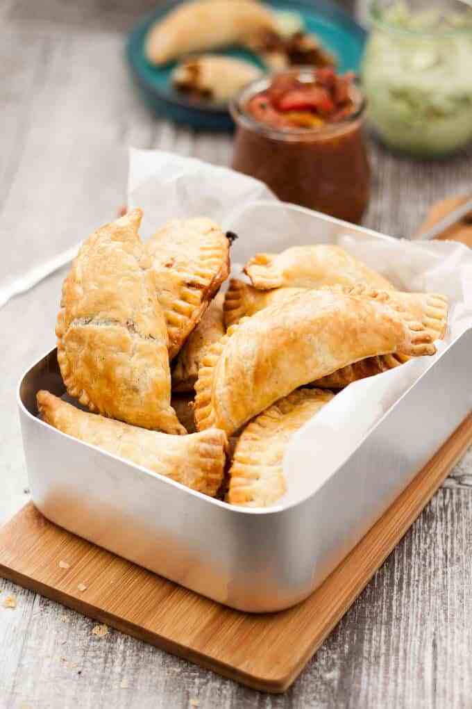 Empanadas de cerdo picadas al horno picadas (con salsa de crema de aguacate y salsa de tomate asado grueso)