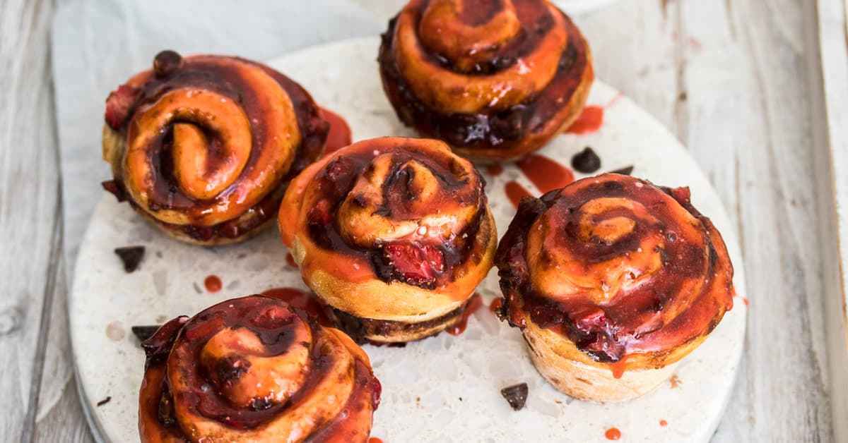 Rollos de chocolate, fresa y canela